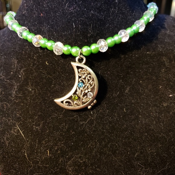 Green beaded moon locket - Picture 1 of 1